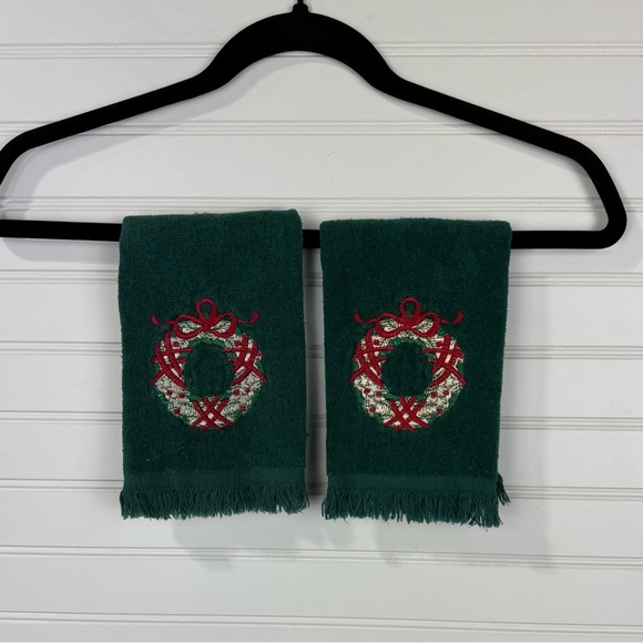 Vintage Christmas green fingertip towels. - Picture 1 of 2